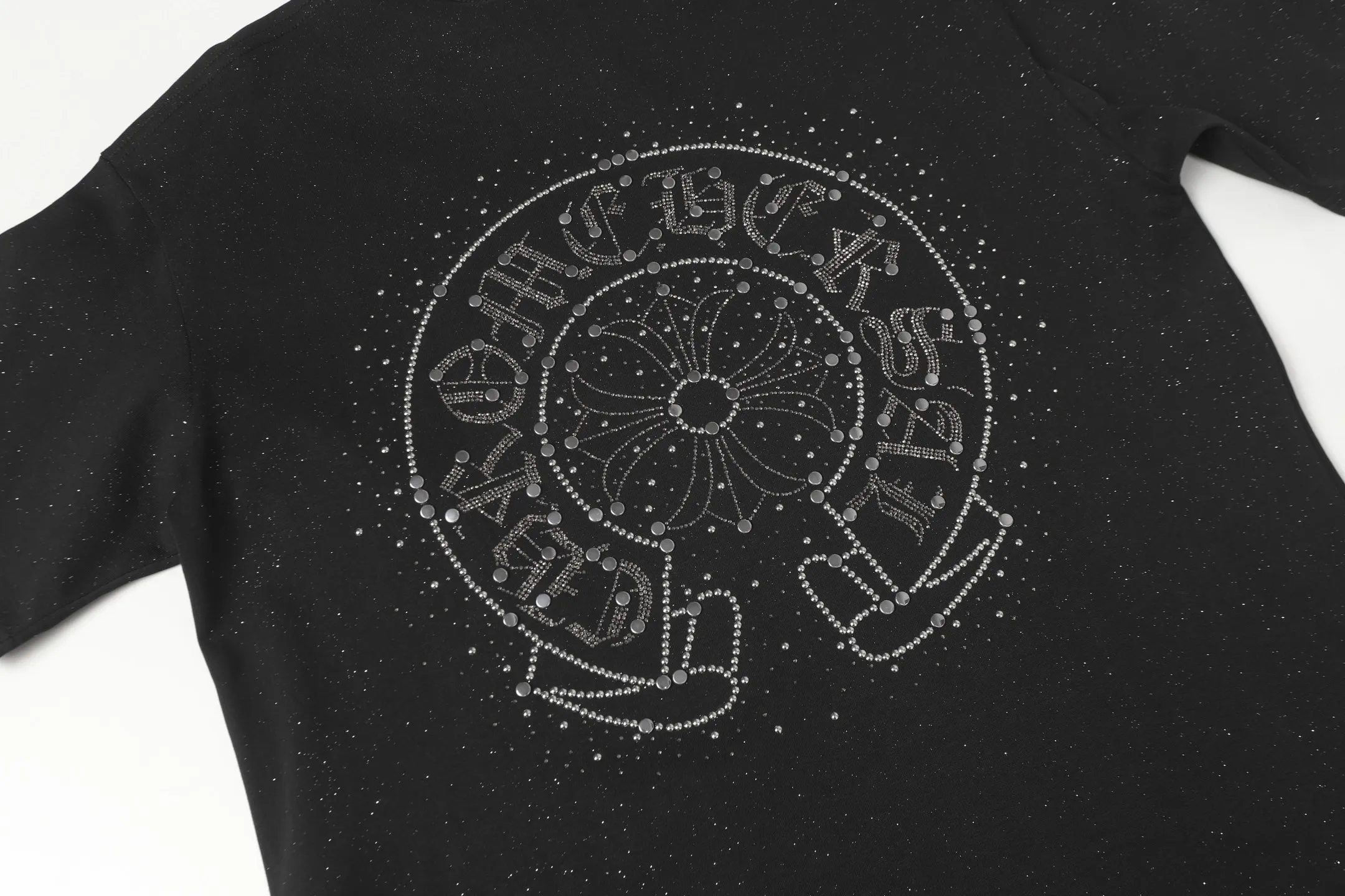 P160 Chrome Hearts CH Chrome Hearts Starry Sanskrit hot-drilled short-sleeved T-shirt. Hand-drilled. Different from machine hot-drilling. Hardware and accessories are all ground and customized. Correct configuration. Black 2025 Chrome Hearts authentic packaging. 260 grams of custom-dyed double yarn cotton. Large version. Loose and stylish. Different from lower version, slim and long version with upper body and crotch pull. 100% commitment: top quality. Not fast food. Highest version on the market. Top quality - Differentiate from the ordinary versions on the market. If you care about quality, you should also respect the price. Absolutely 0 after-sales service. 0 return rate so far. It’s hard not to love the style - 280g double yarn cotton custom-dyed fabric - Correct high-density main mark, washed tag, hand-sewn